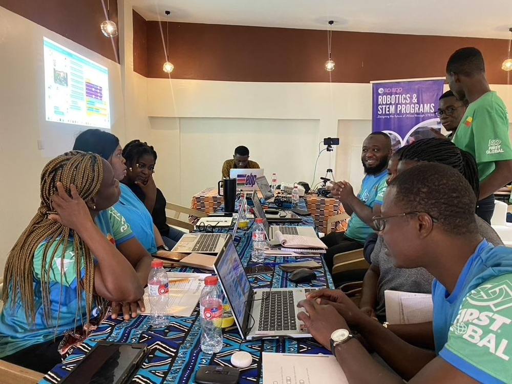 Volontaires travaillant sur des ordinateurs portables