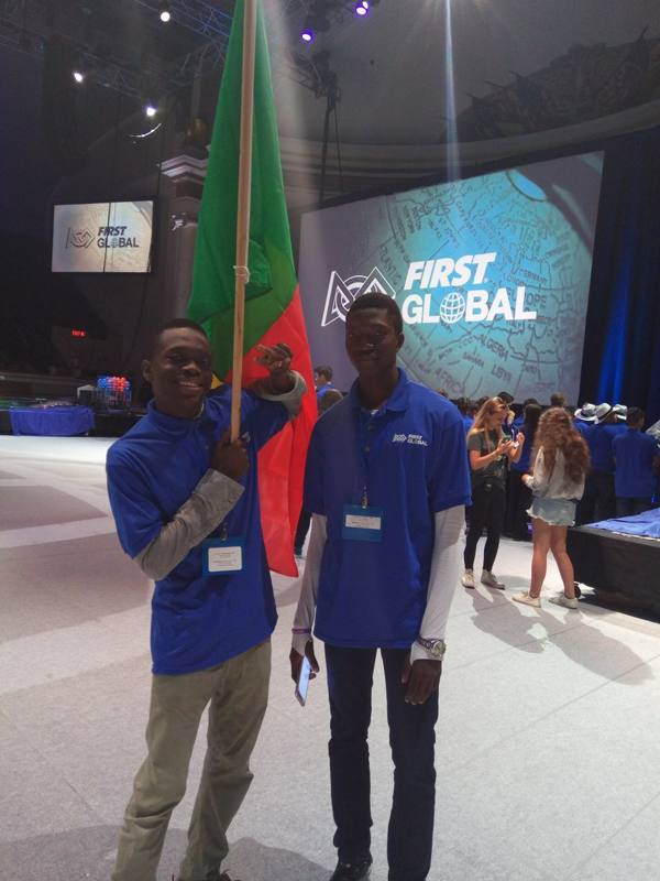Deux membres de la Team Benin 2017 portent le drapeau au FIRST Global Challenge de Washington