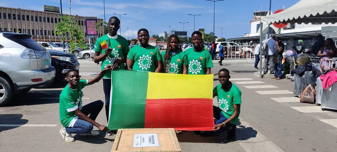 Team Benin 2023 déployant le drapeau à l'aéroport de Singapour