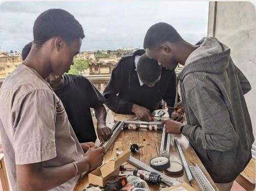 Élèves assemblant le châssis du robot 2026