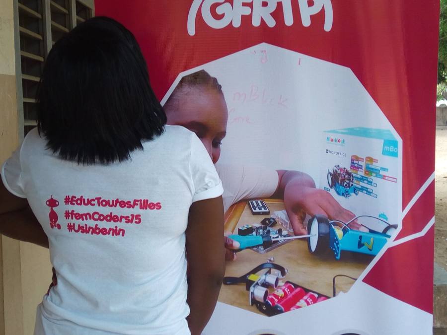 Formatrice portant un t-shirt #EducToutesFilles