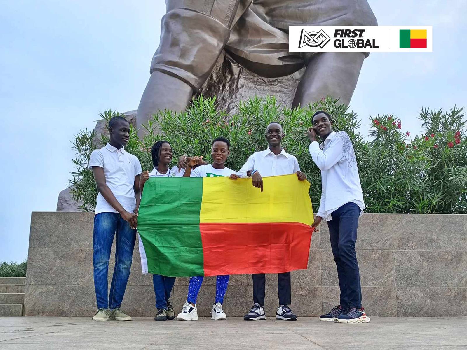 La Team Benin 2026 tient le drapeau du Bénin devant le monument de Bio Guéra