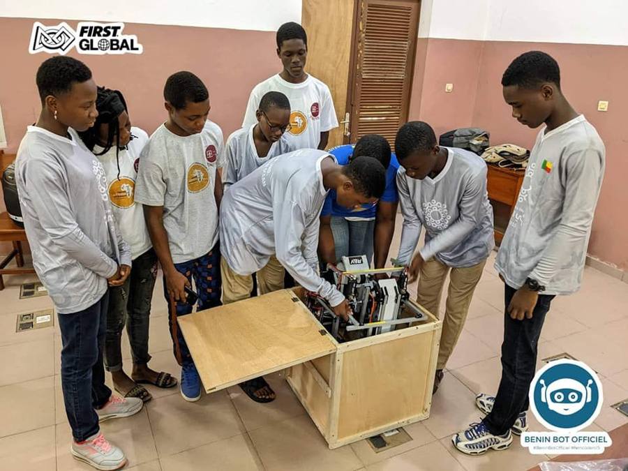 Élèves déballant une caisse de kit robotique
