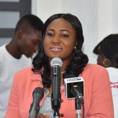 Rachael Orumor au micro lors d'une conférence de presse